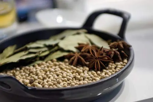 STAUB Fuente Hierro Fundido Redonda Negra 12cm - Imagen 3